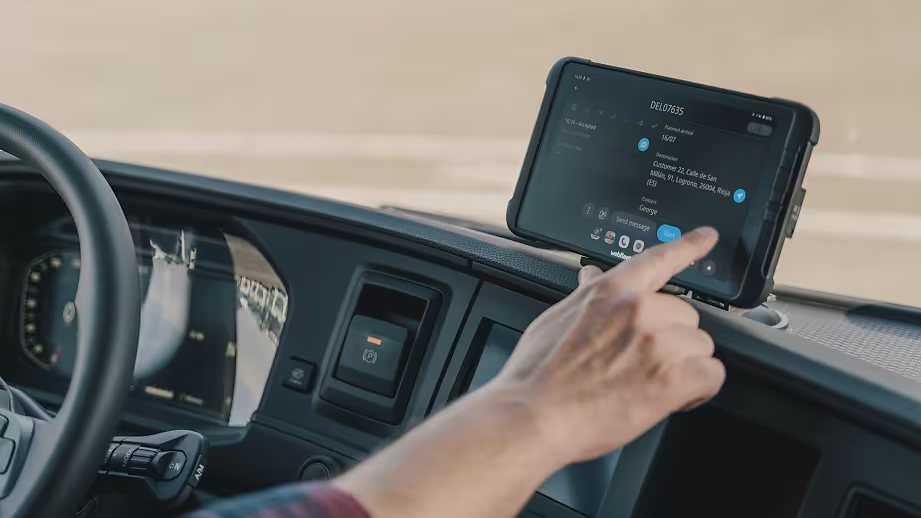 Fahrer bestätigt auf einem PRO X Fahrerterminal einen Auftrag mit Lieferadresse