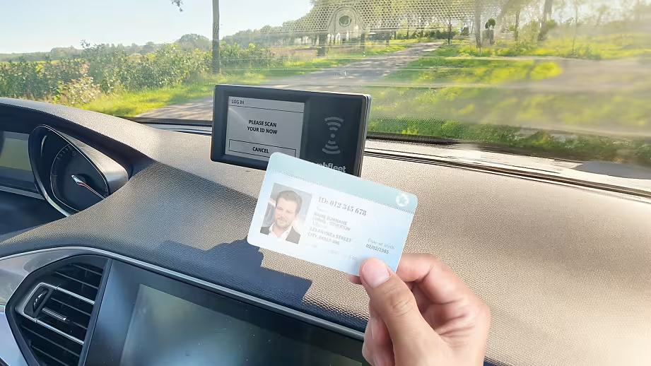 Fahrer meldet sich mit einer ID-Karte am PRO-i-Terminal im Fahrzeug an